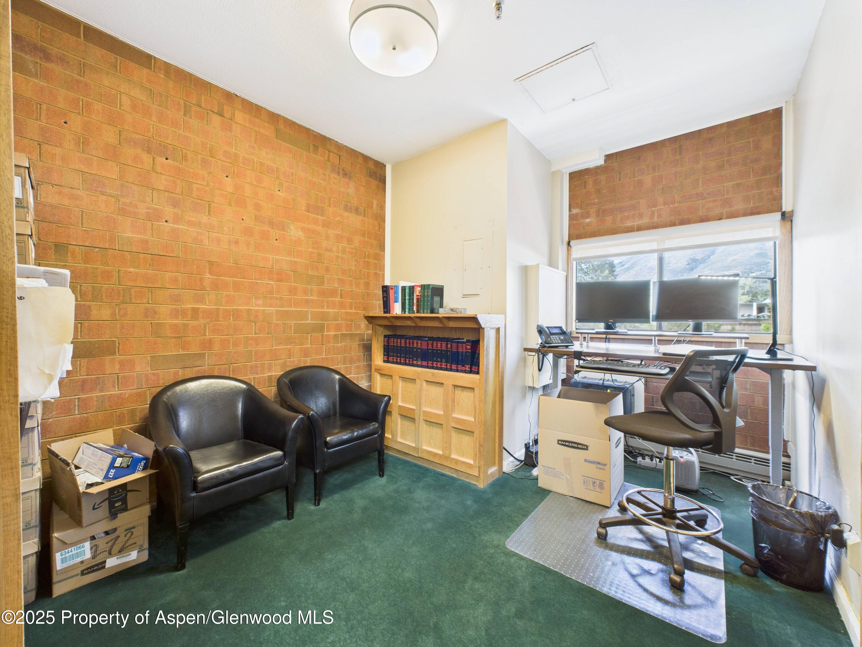 533 E Hopkins Avenue, 201