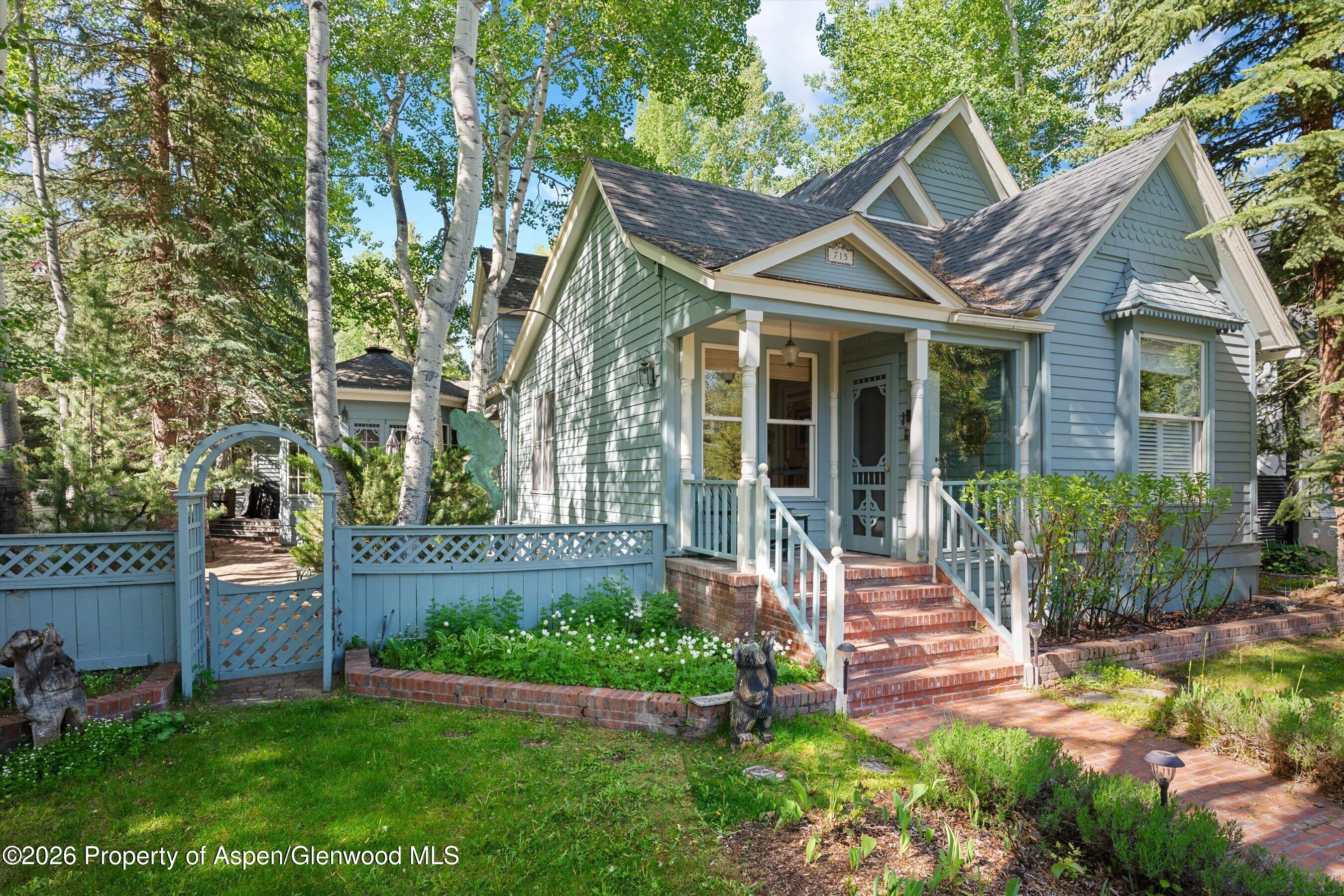 715 W Smuggler Street