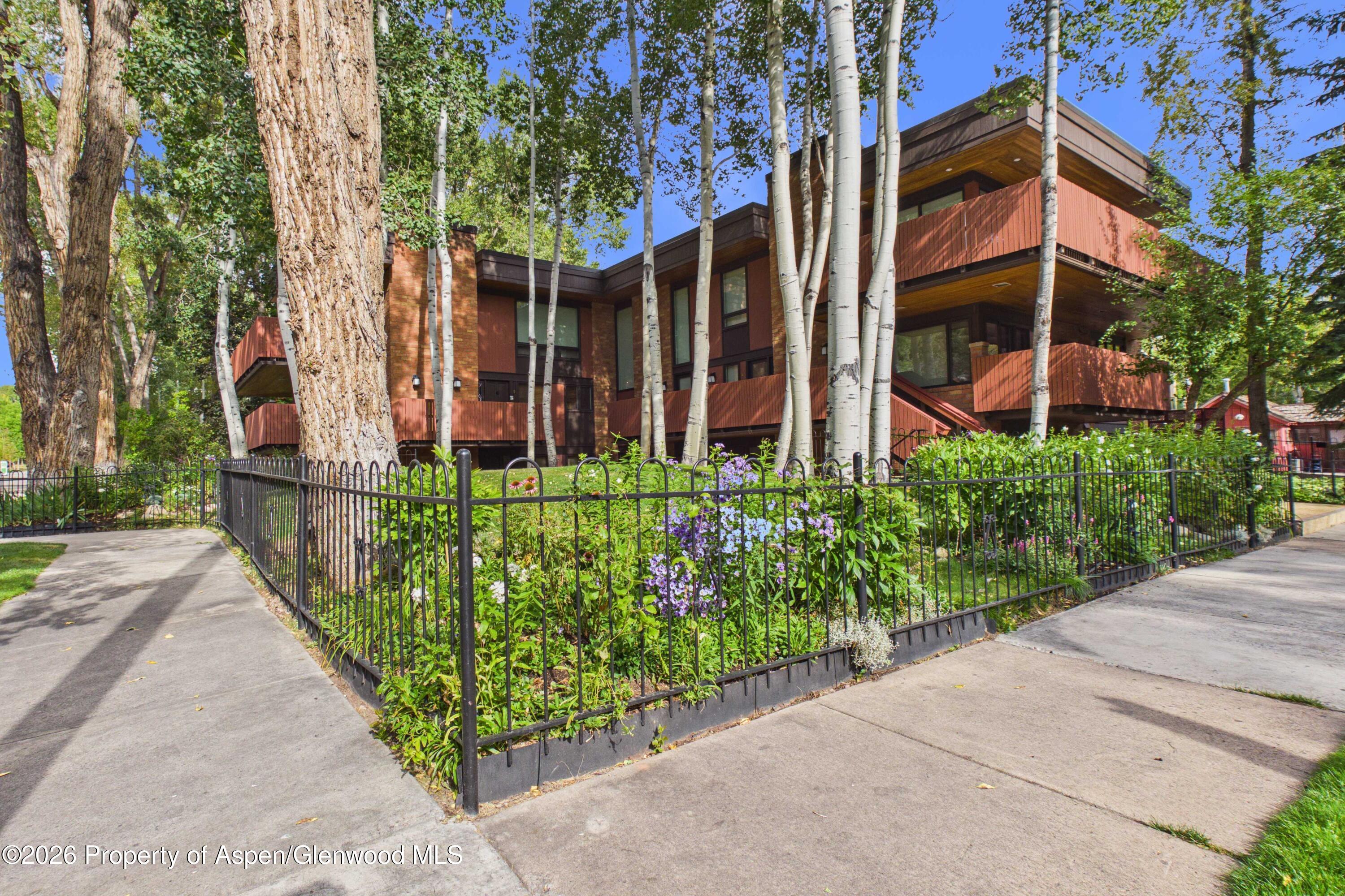 400 W Hopkins Avenue Unit: 6/7
