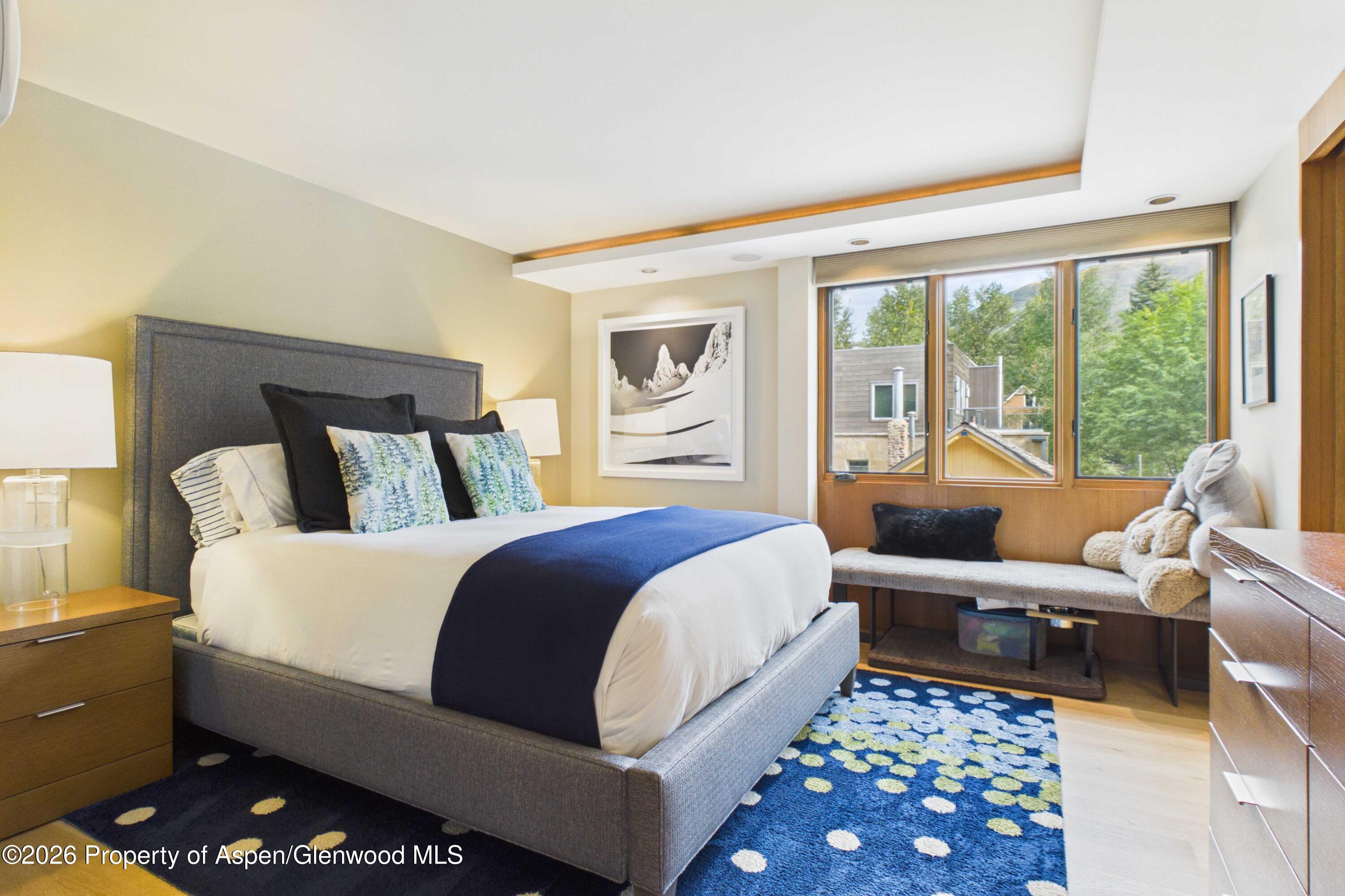 400 W Hopkins Avenue Unit: 6/7