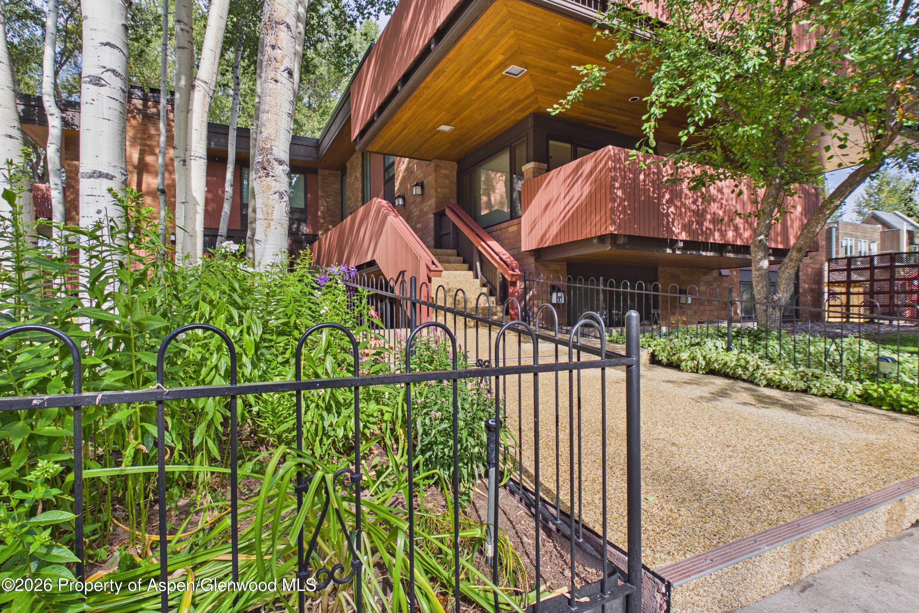 400 W Hopkins Avenue Unit: 6/7