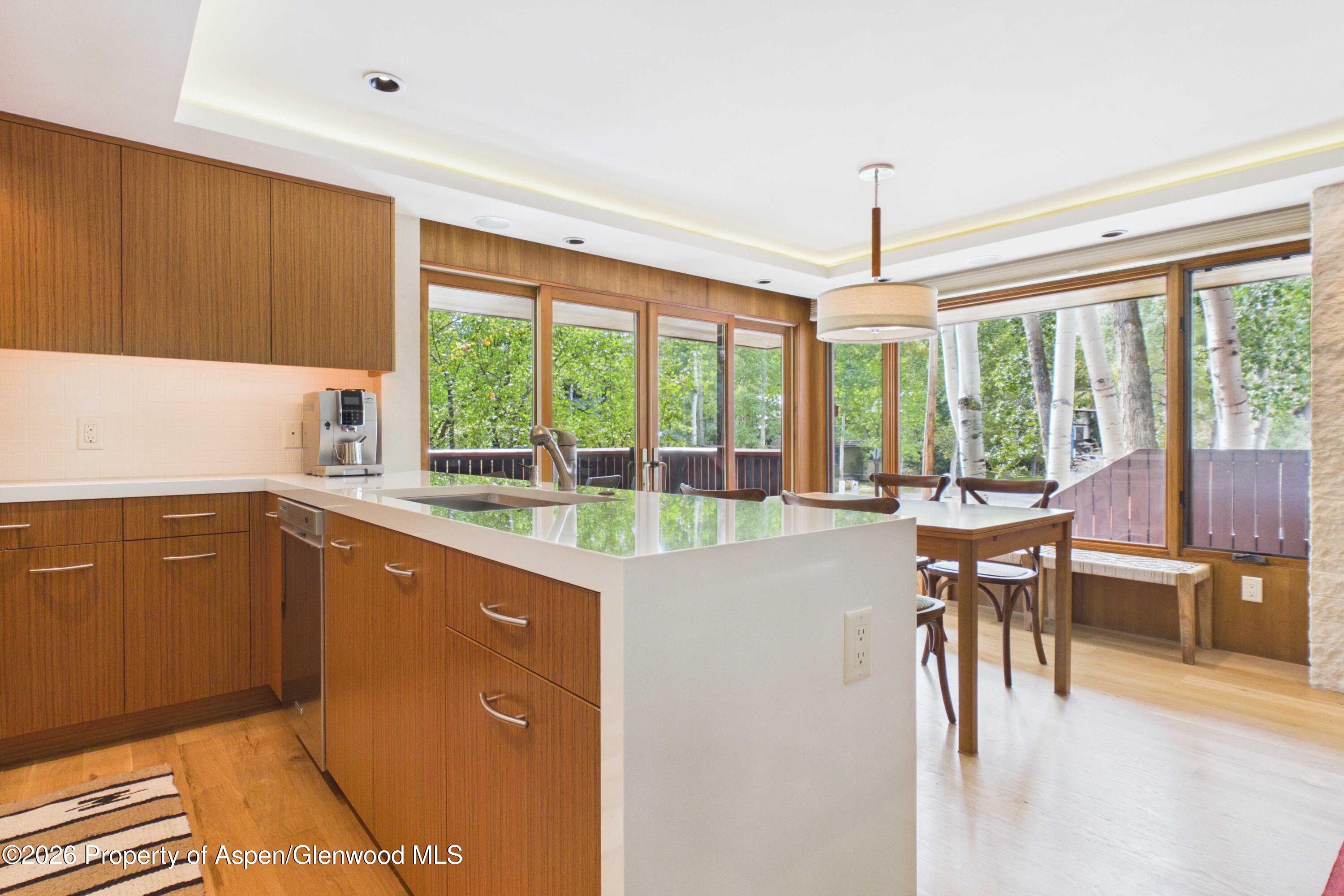 400 W Hopkins Avenue Unit: 6/7