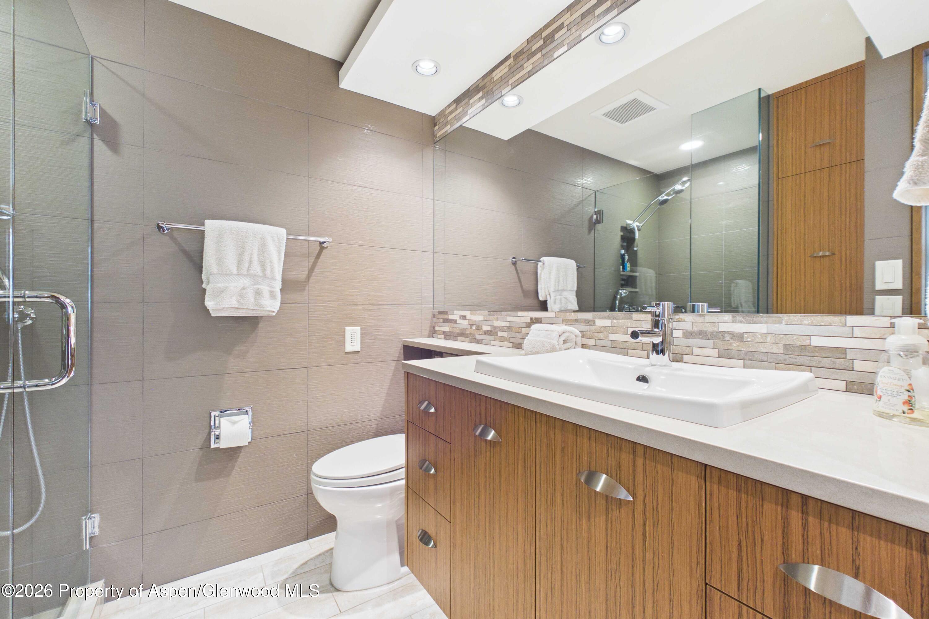 400 W Hopkins Avenue Unit: 6/7