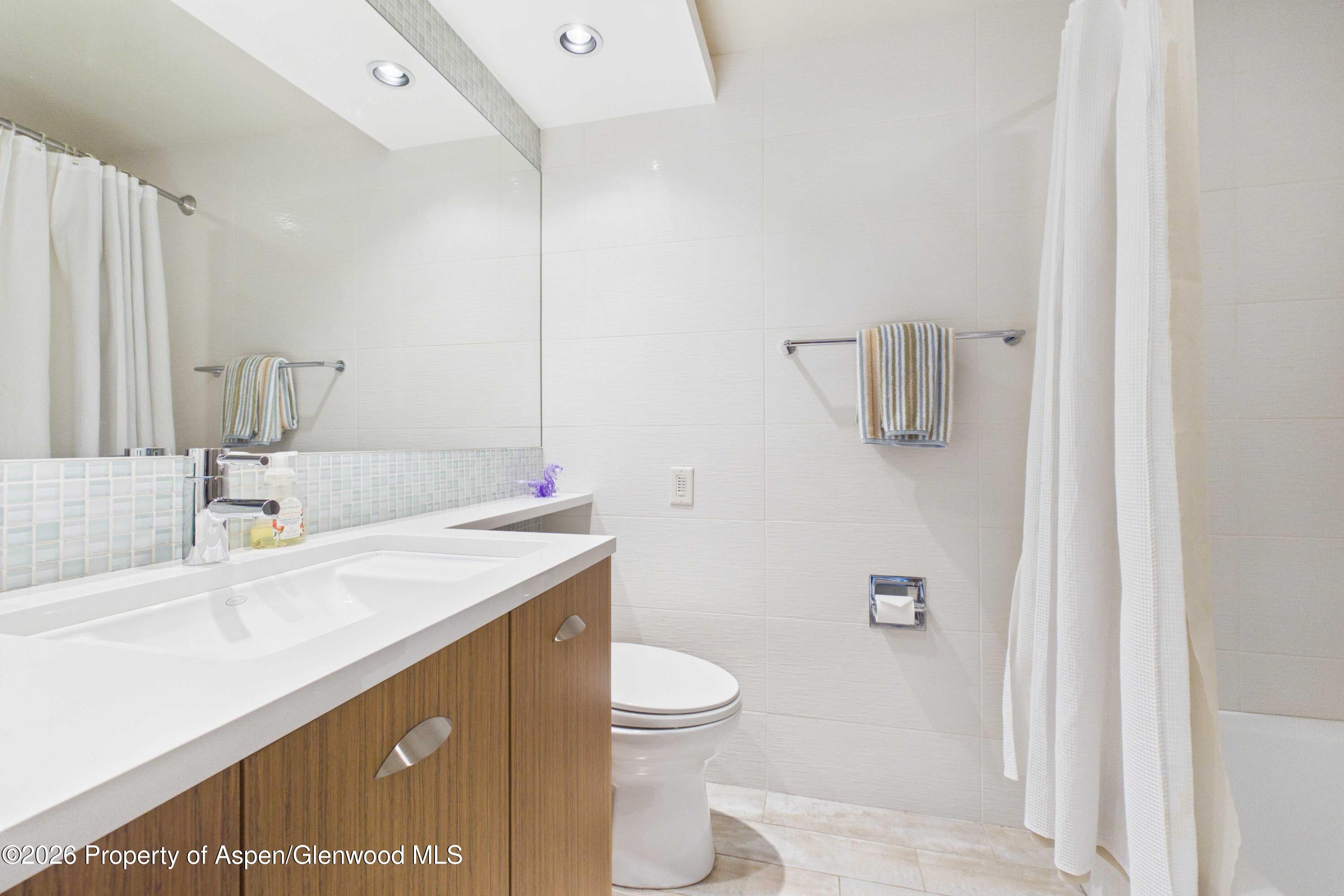400 W Hopkins Avenue Unit: 6/7