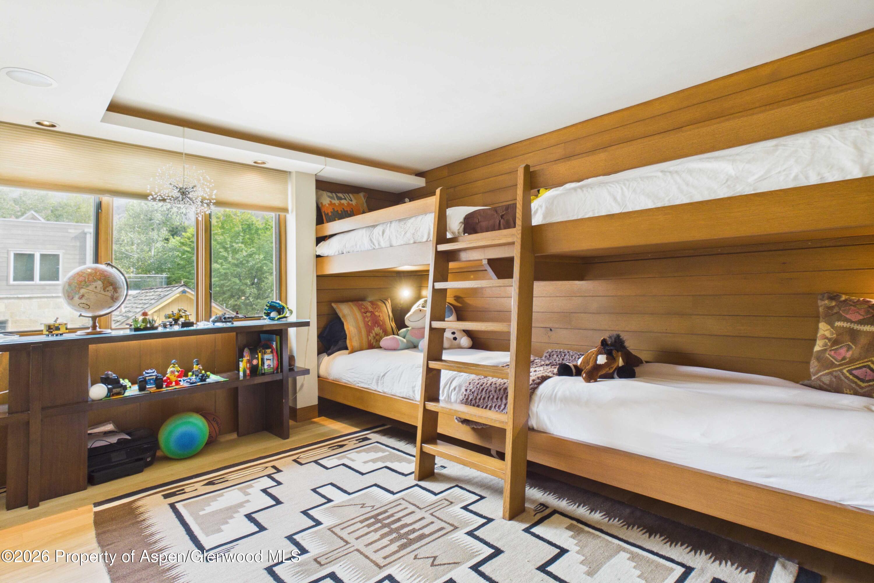 400 W Hopkins Avenue Unit: 6/7