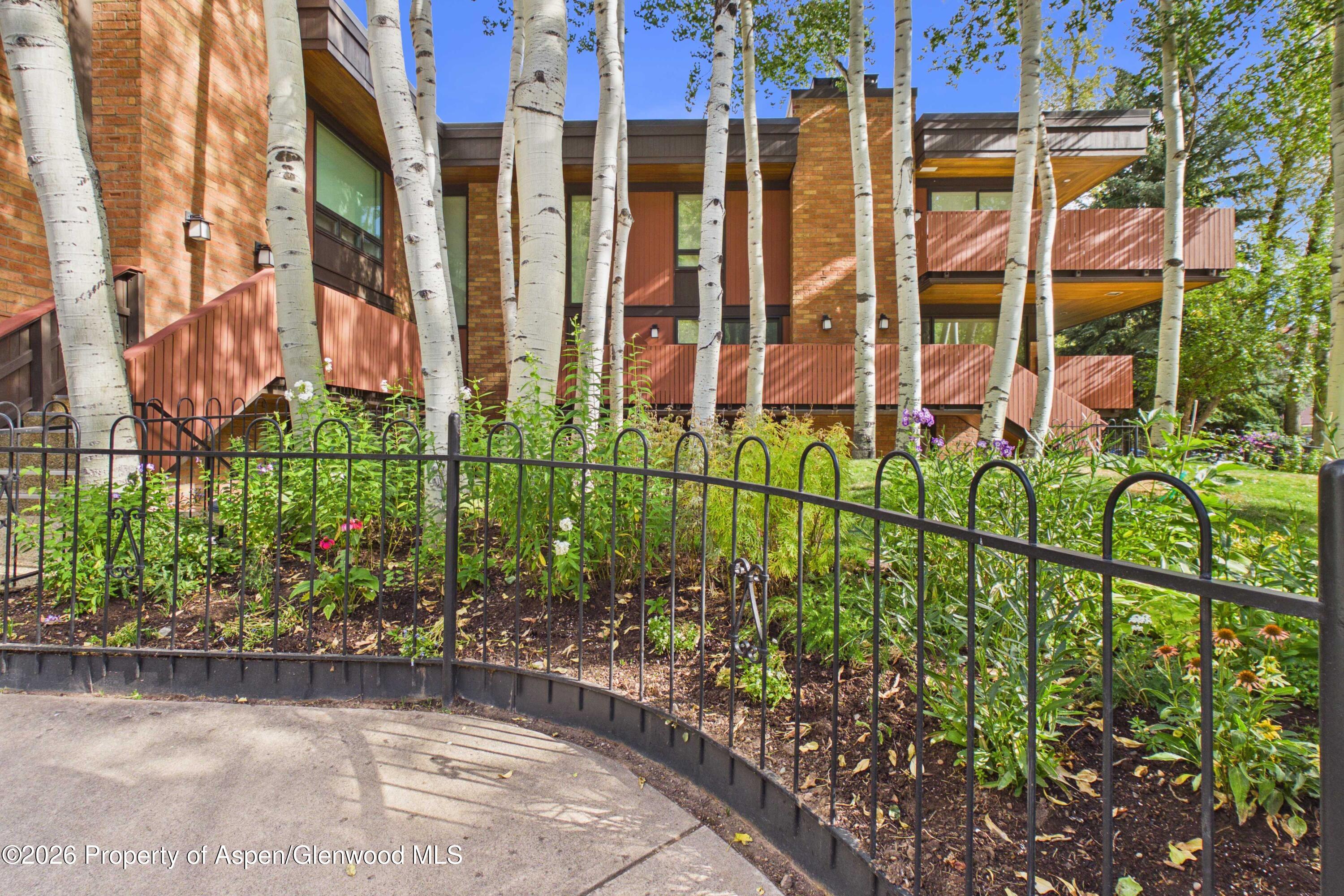 400 W Hopkins Avenue Unit: 6/7