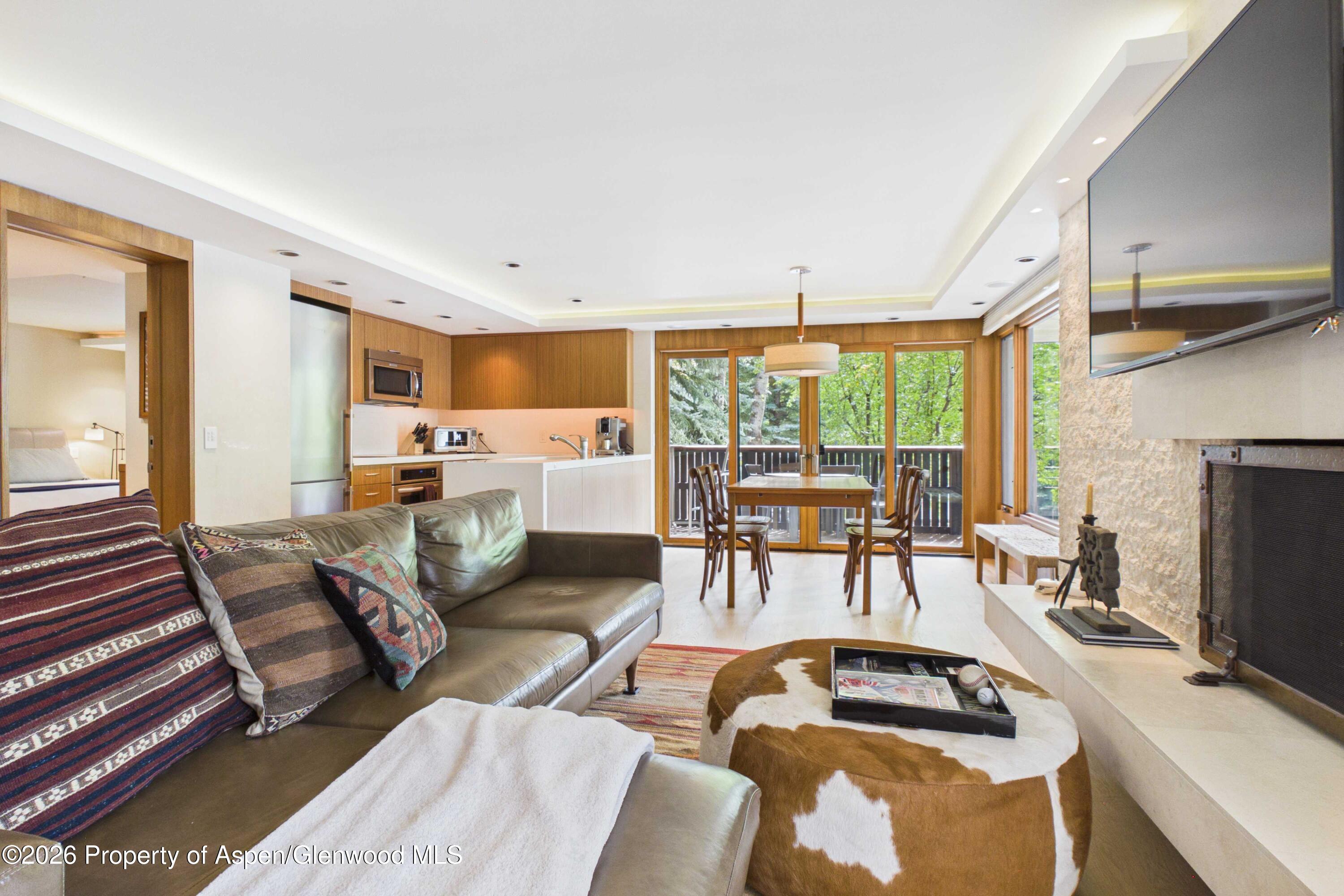 400 W Hopkins Avenue Unit: 6/7