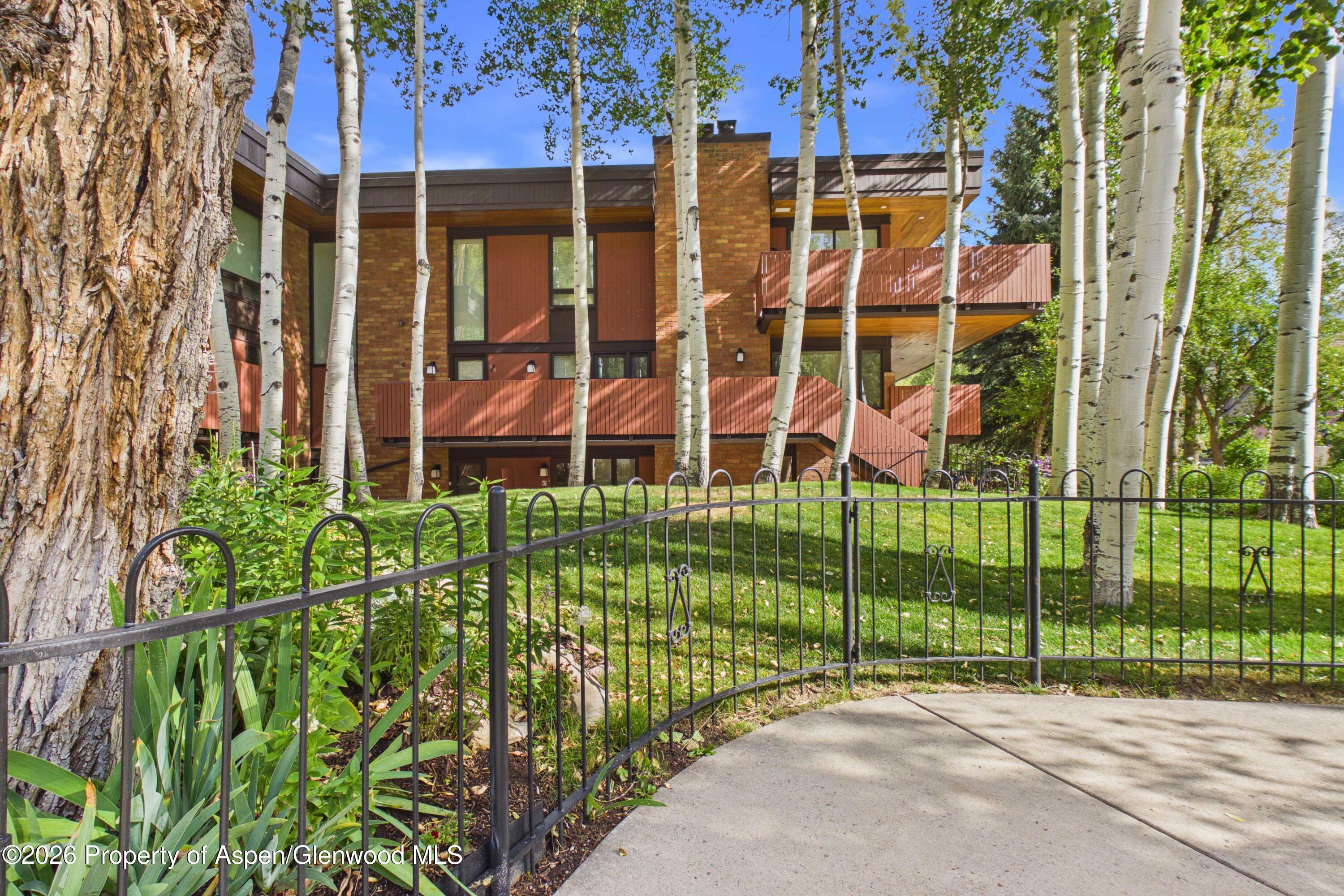 400 W Hopkins Avenue Unit: 6/7