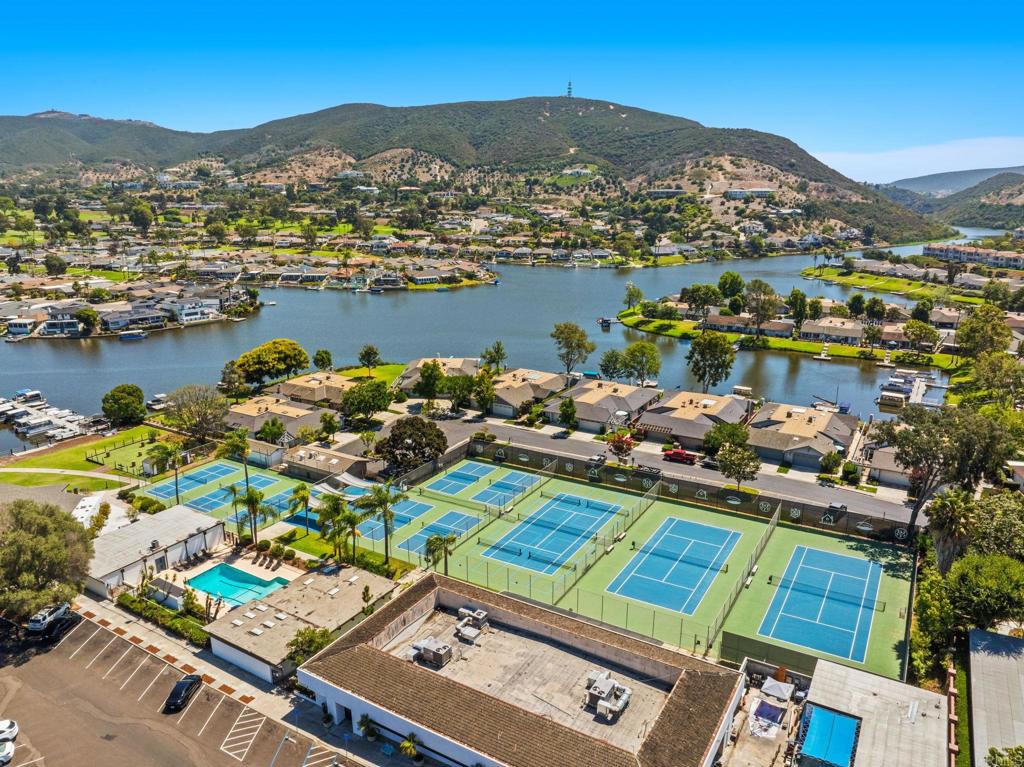 1109 Calle Del Baston