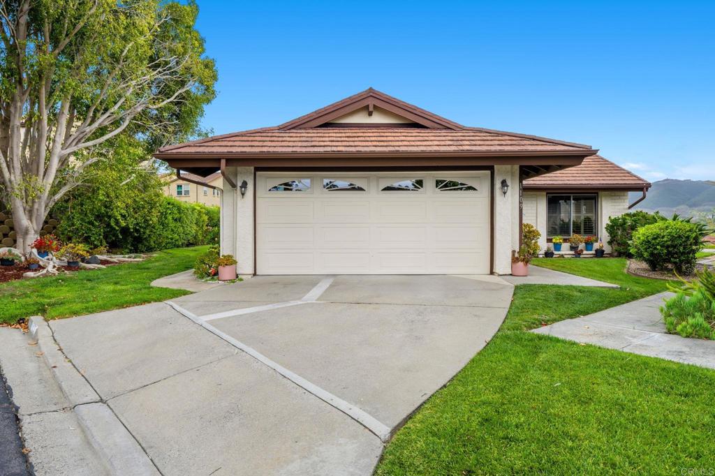 1109 Calle Del Baston