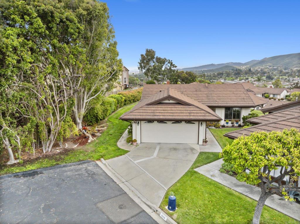 1109 Calle Del Baston