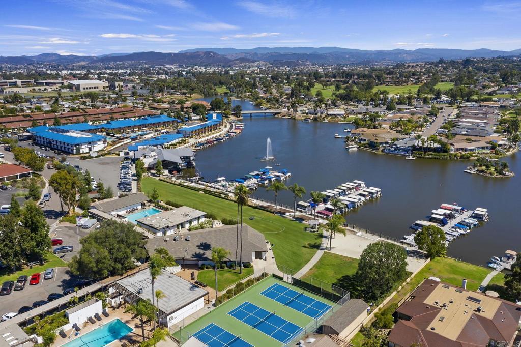 1109 Calle Del Baston