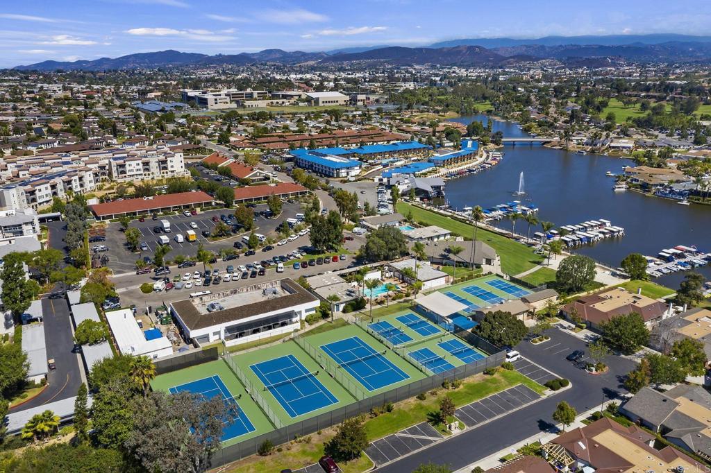 1109 Calle Del Baston