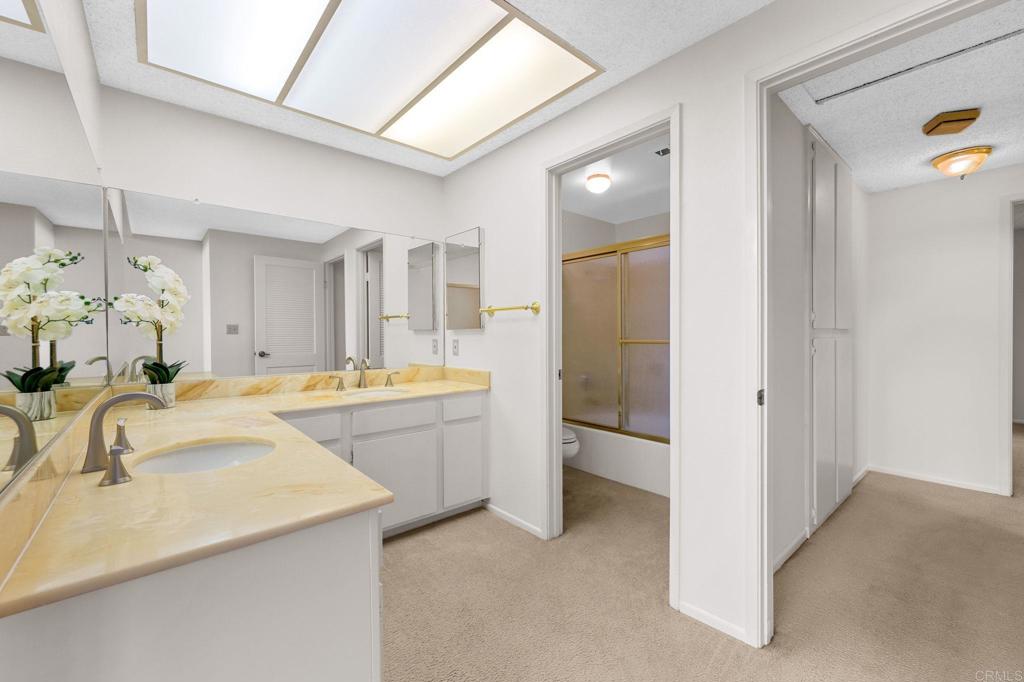 1109 Calle Del Baston