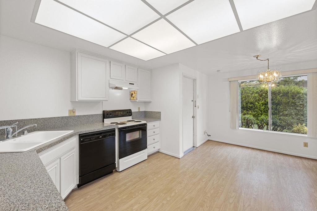 1109 Calle Del Baston