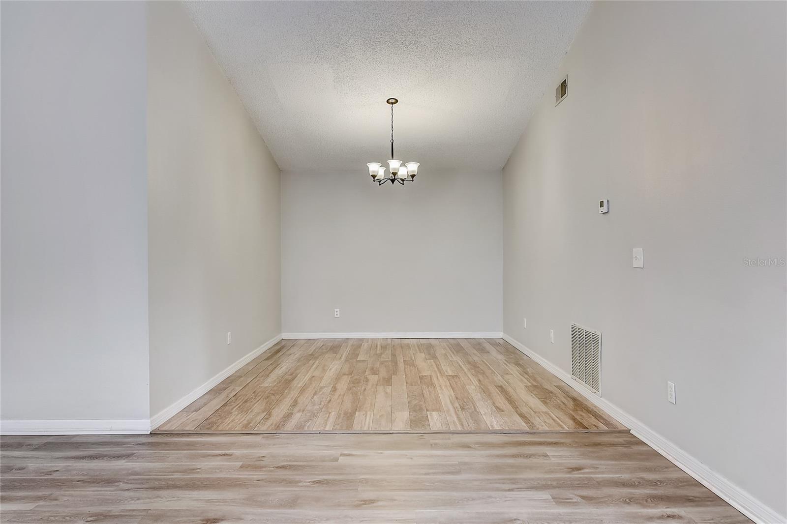 124 LAMPLIGHTER DR