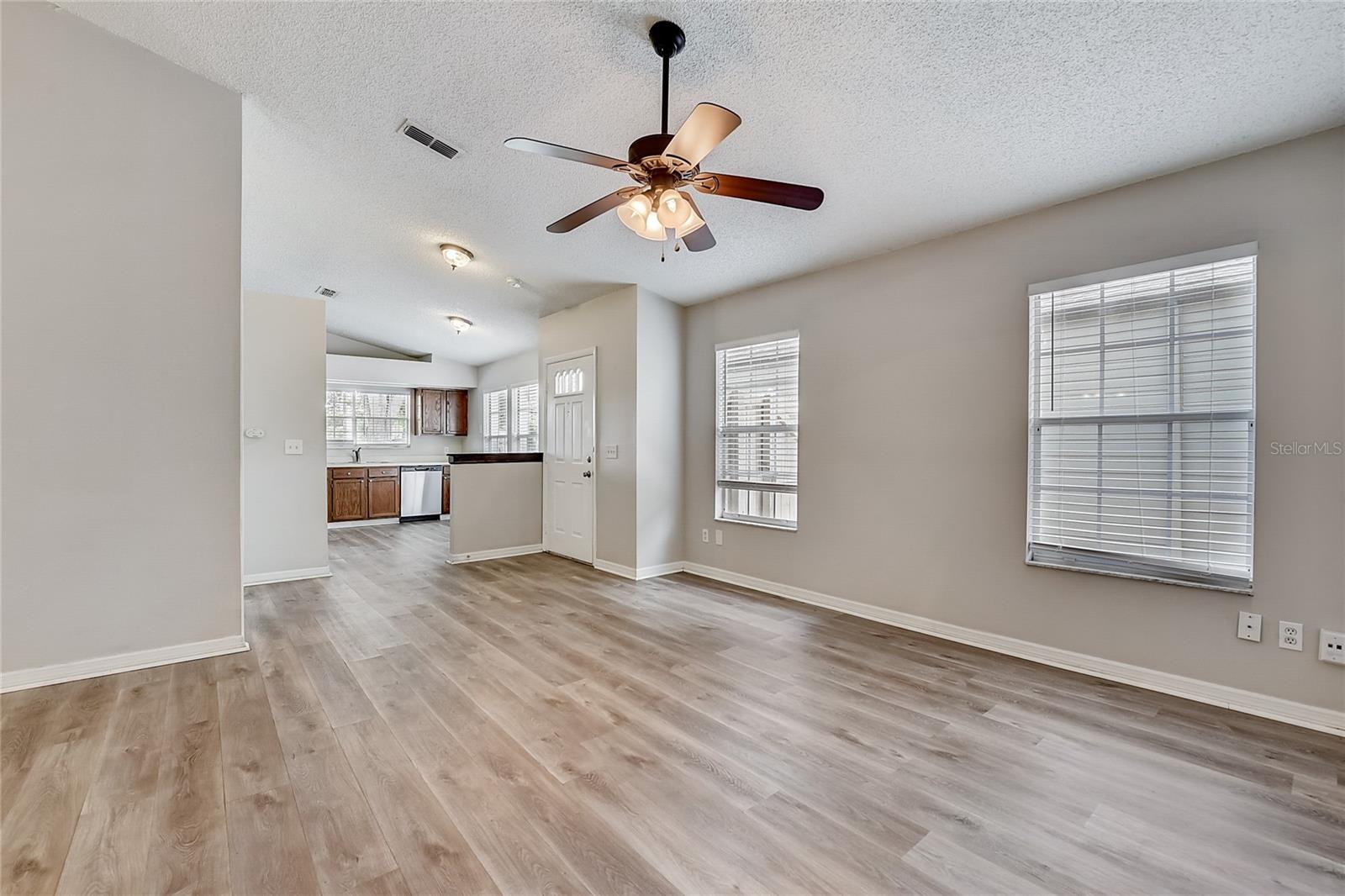 124 LAMPLIGHTER DR