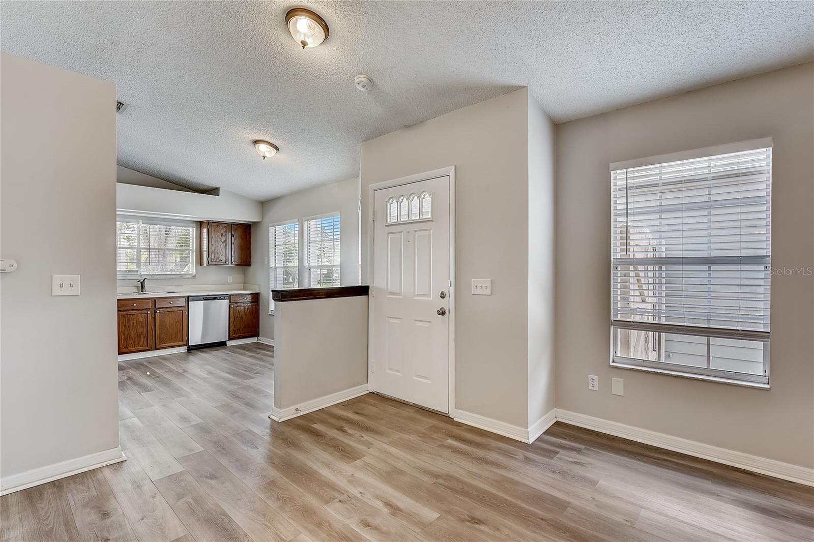 124 LAMPLIGHTER DR