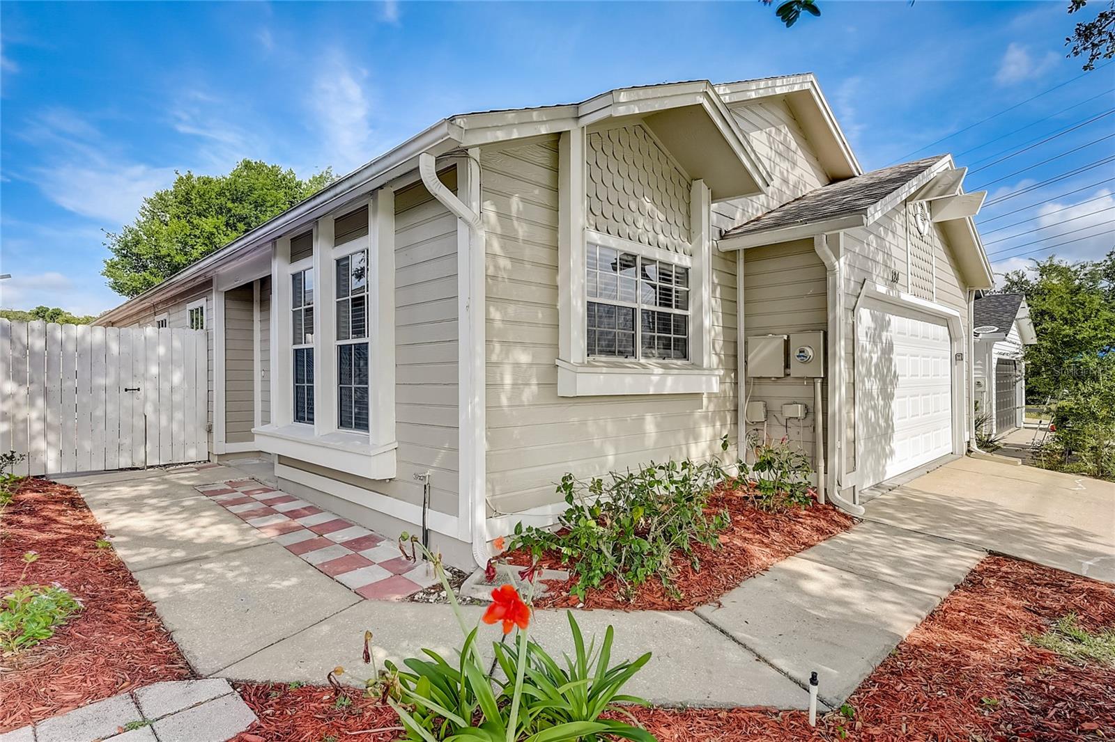 124 LAMPLIGHTER DR