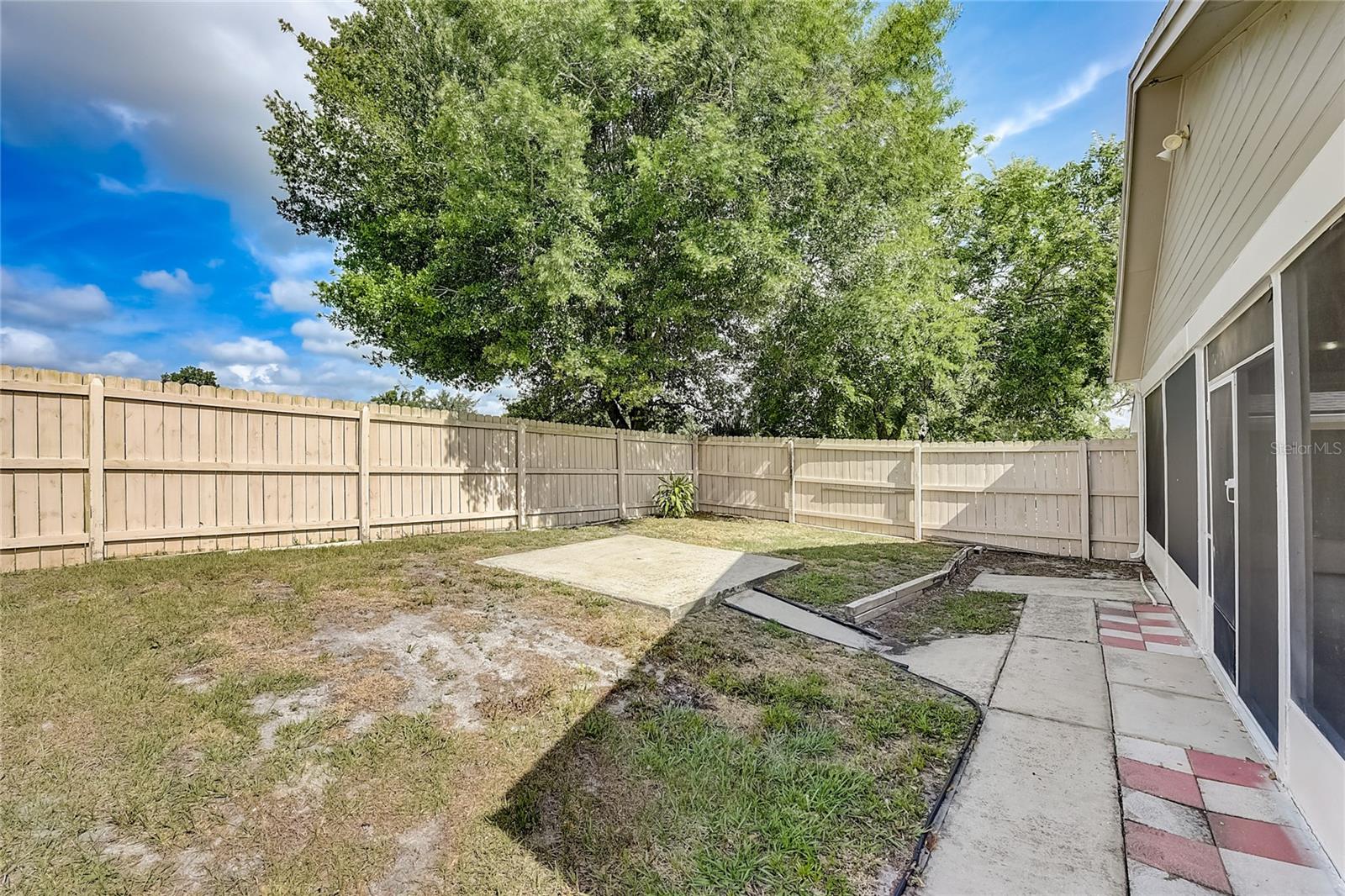 124 LAMPLIGHTER DR