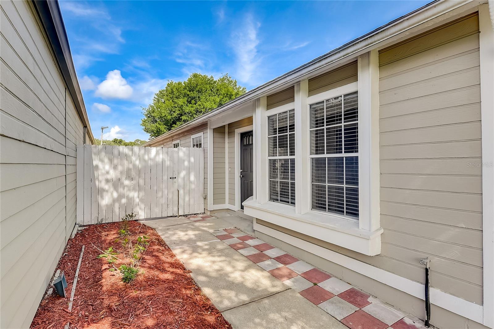 124 LAMPLIGHTER DR
