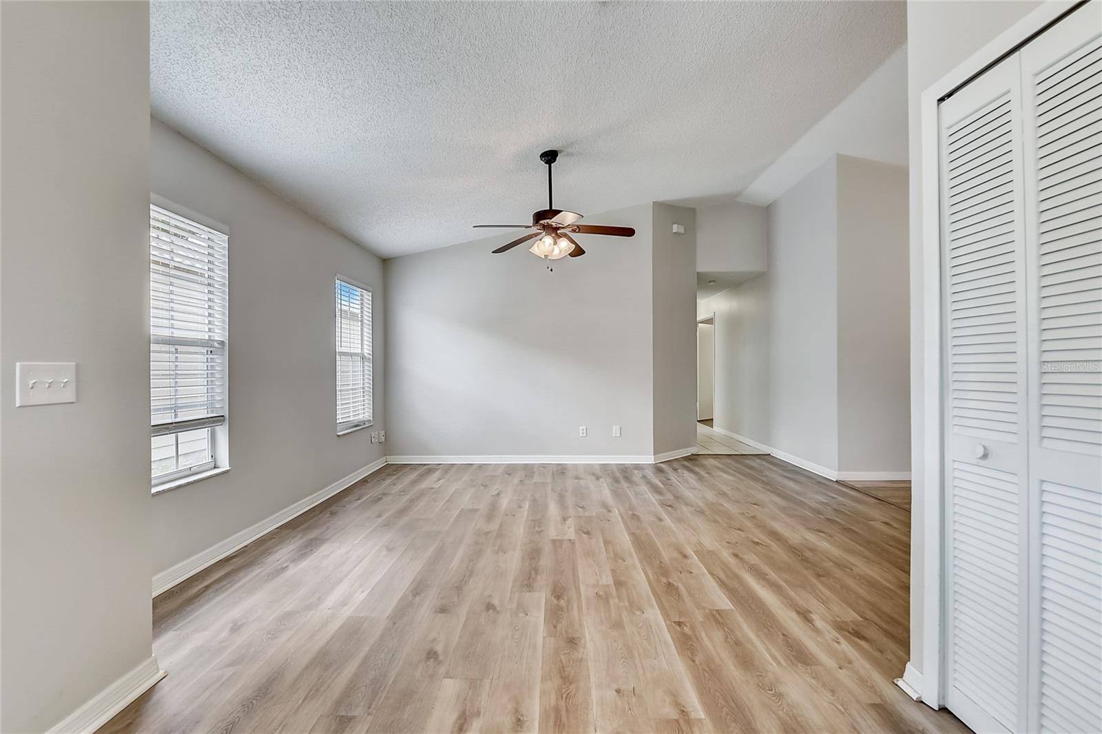 124 LAMPLIGHTER DR