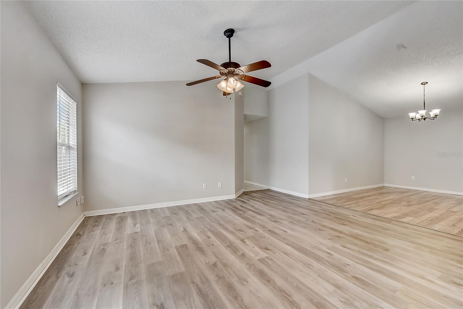 124 LAMPLIGHTER DR