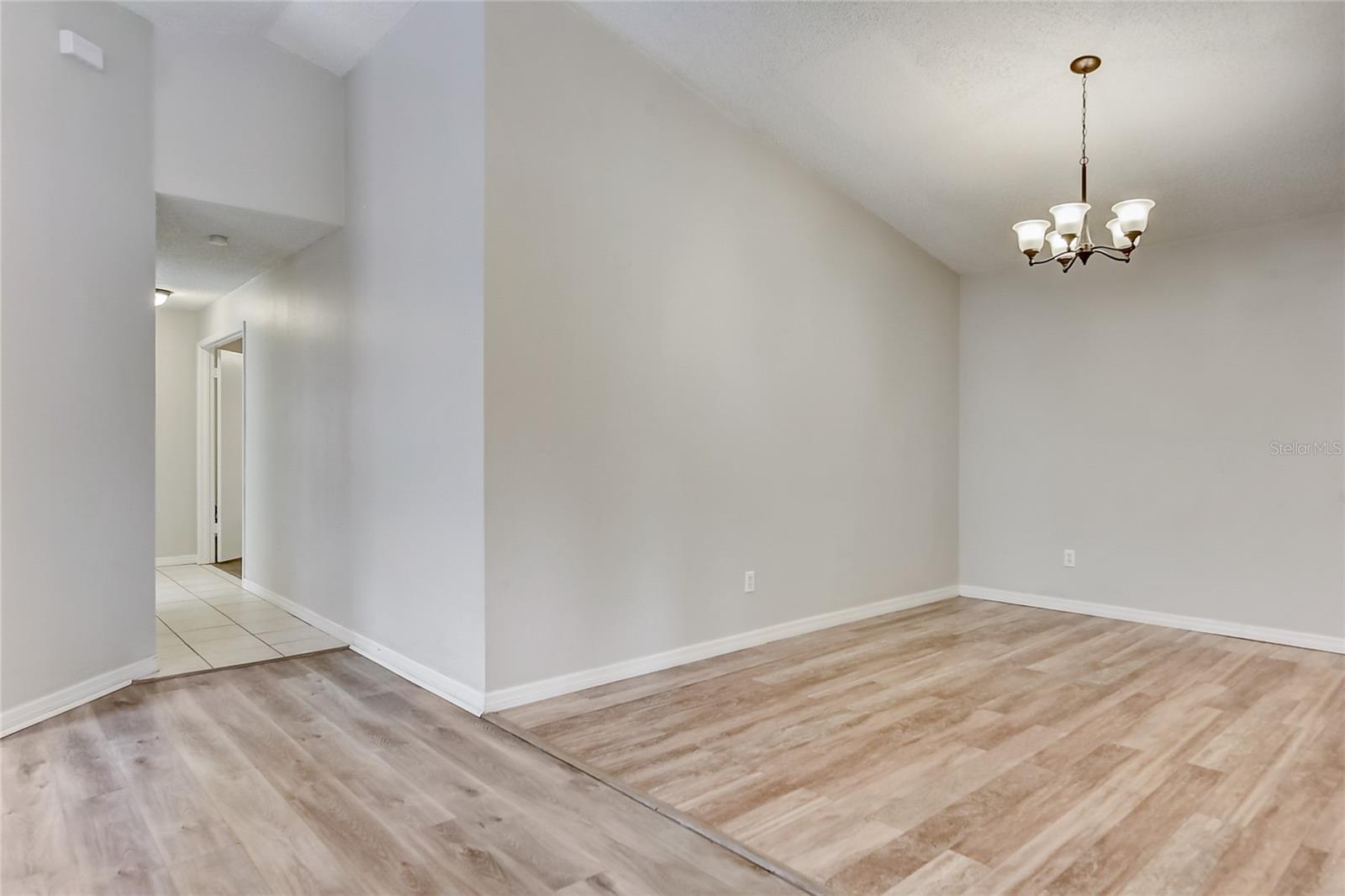 124 LAMPLIGHTER DR