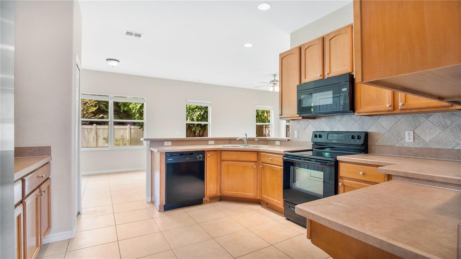 444 LAKE AMBERLEIGH DR