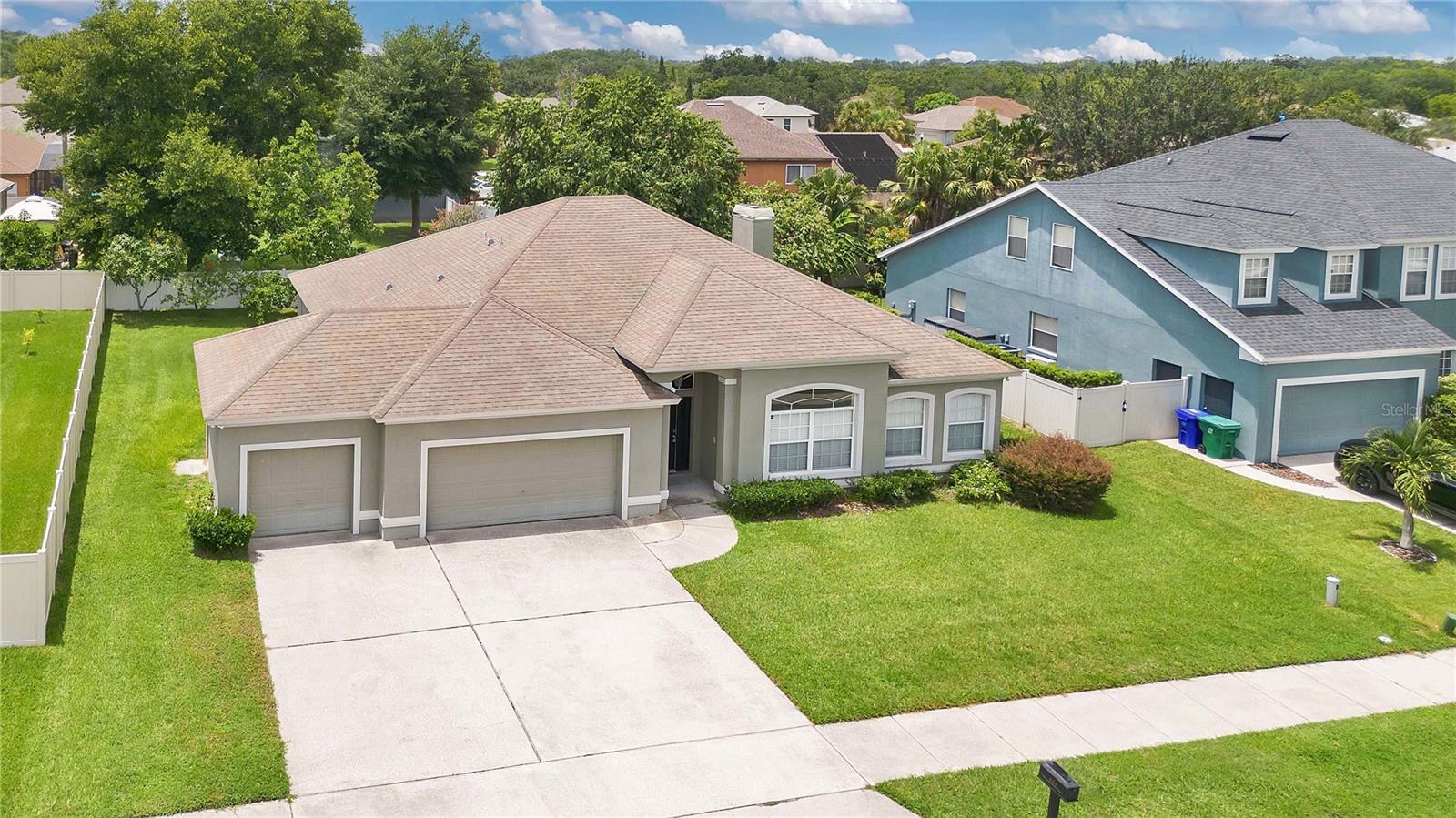 444 LAKE AMBERLEIGH DR