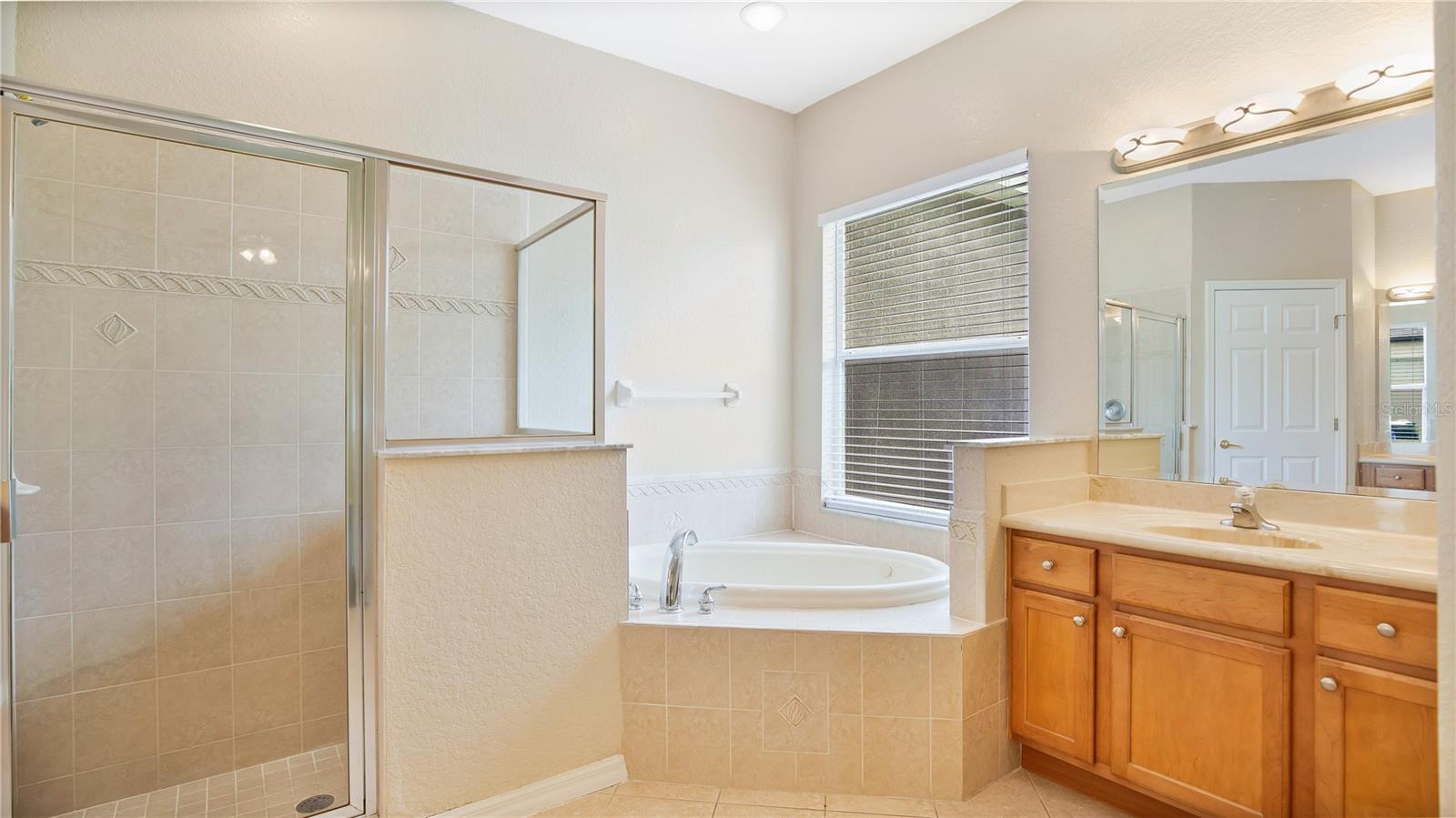 444 LAKE AMBERLEIGH DR