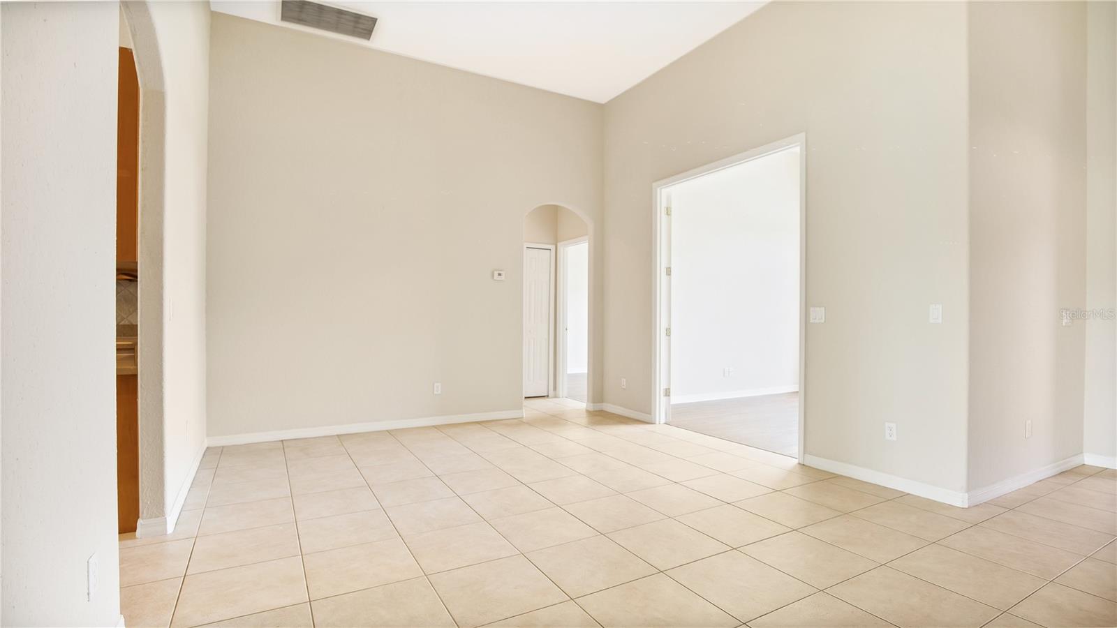 444 LAKE AMBERLEIGH DR