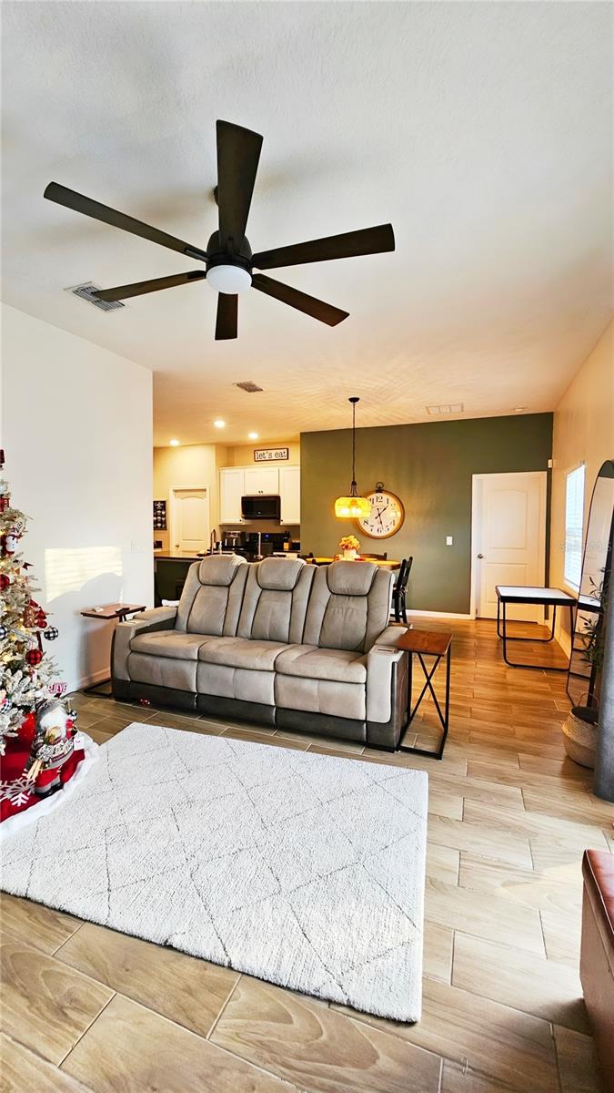 424 PINECREST LOOP