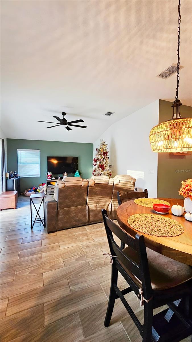 424 PINECREST LOOP