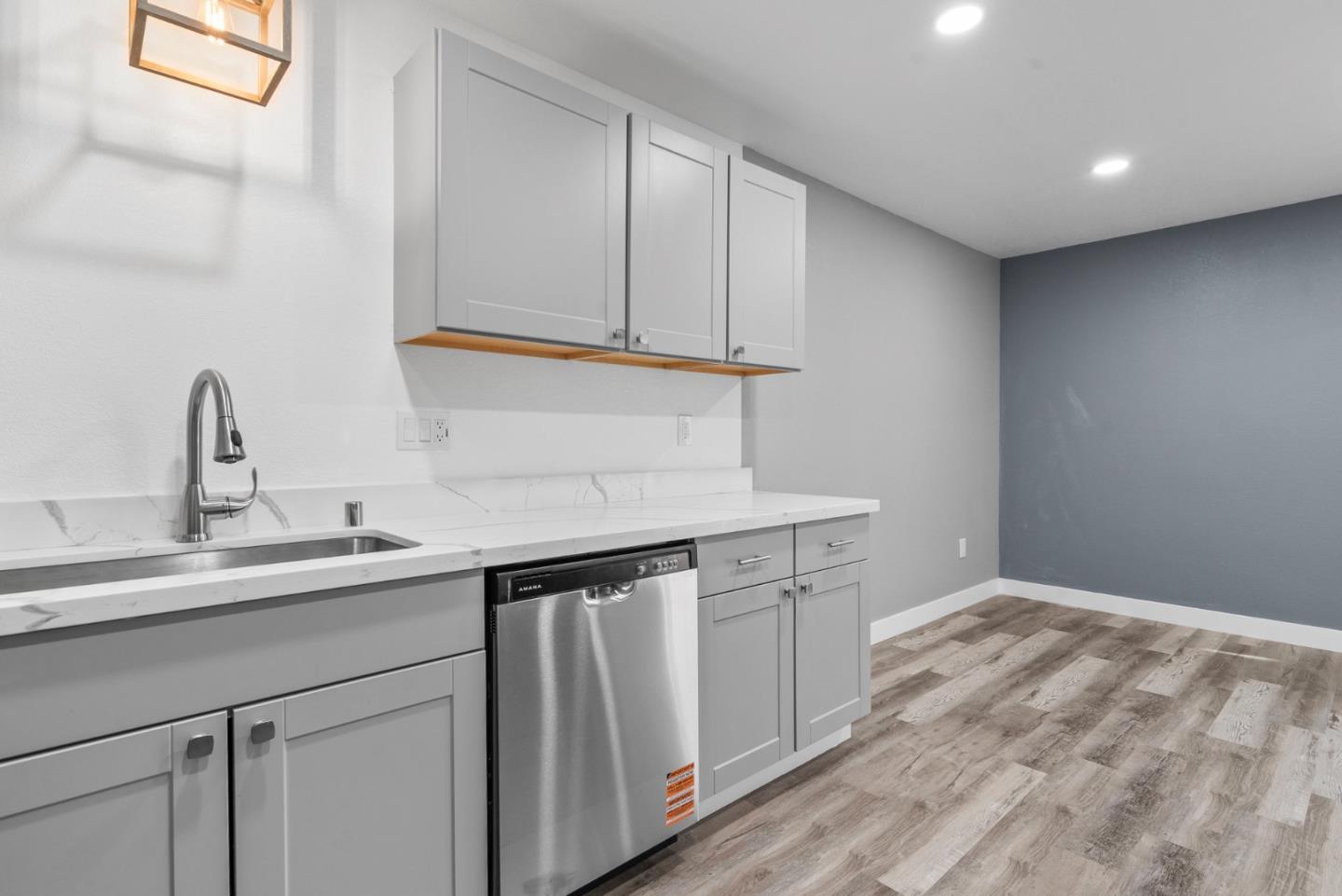 912 Acosta Plaza 11