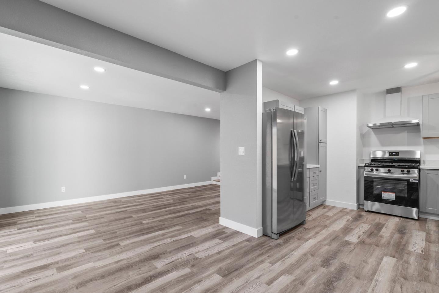 912 Acosta Plaza 11