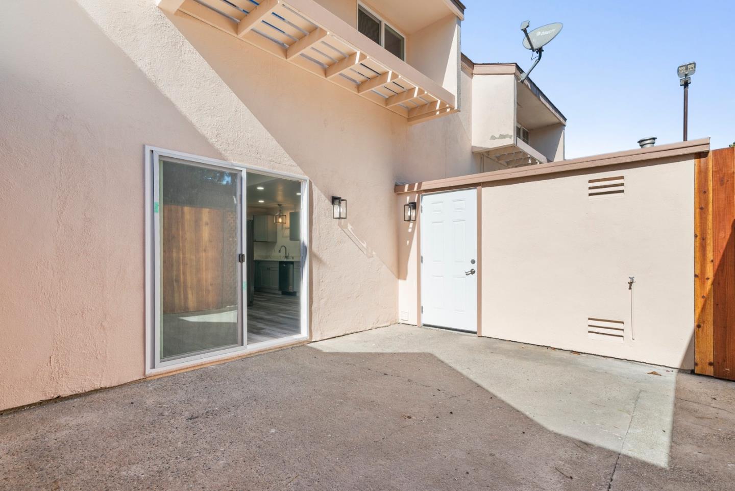 912 Acosta Plaza 11