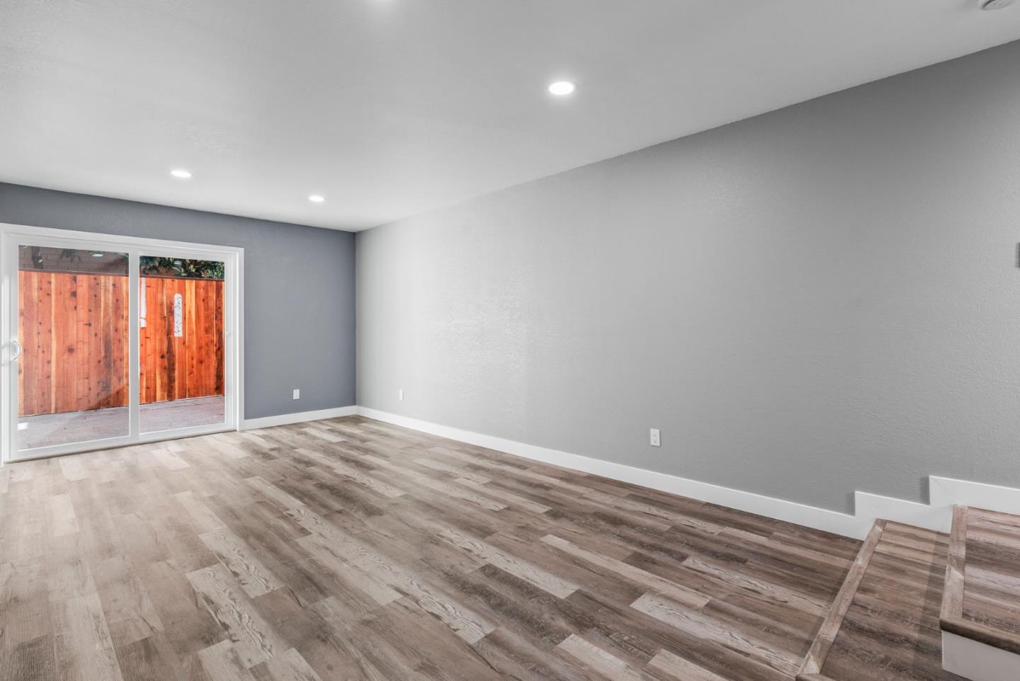 912 Acosta Plaza 11