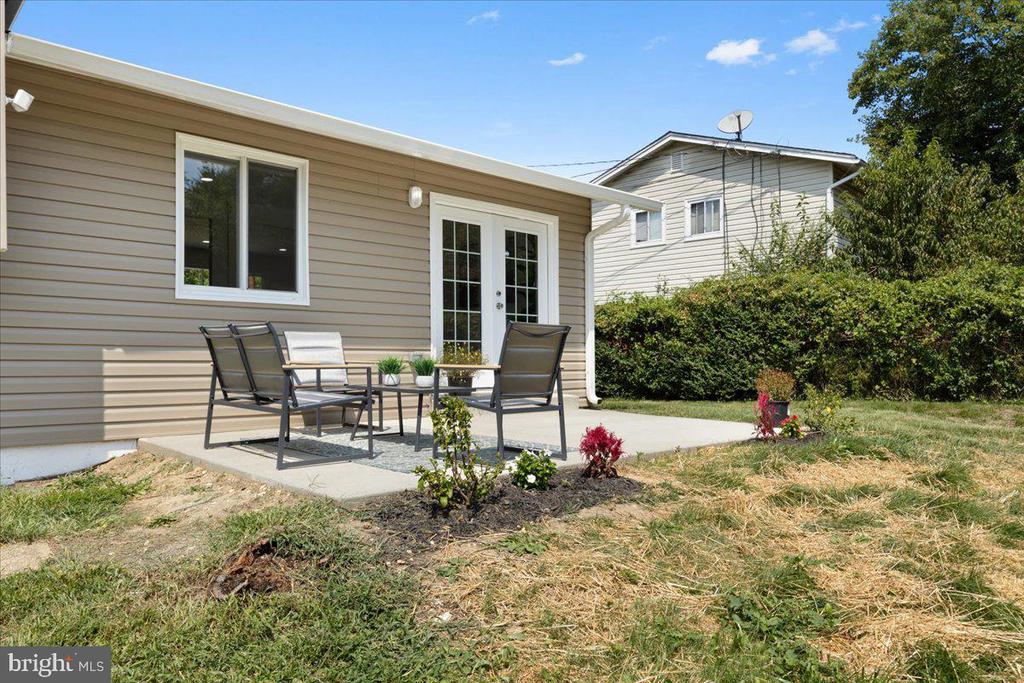 5512 Chloe Dr