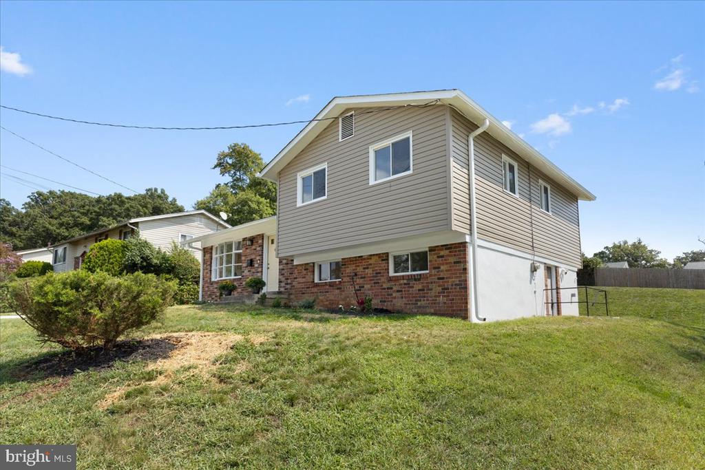 5512 Chloe Dr