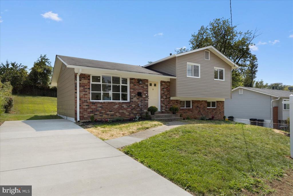 5512 Chloe Dr
