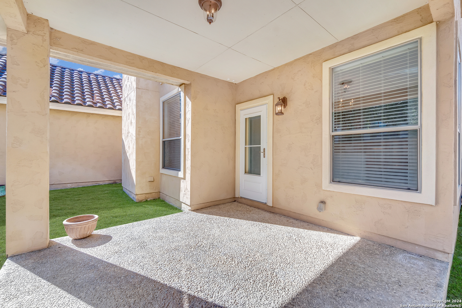 14 WATERS EDGE WAY