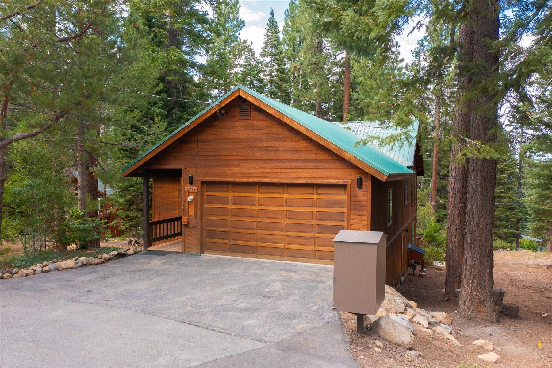 12474 Lakeview Court