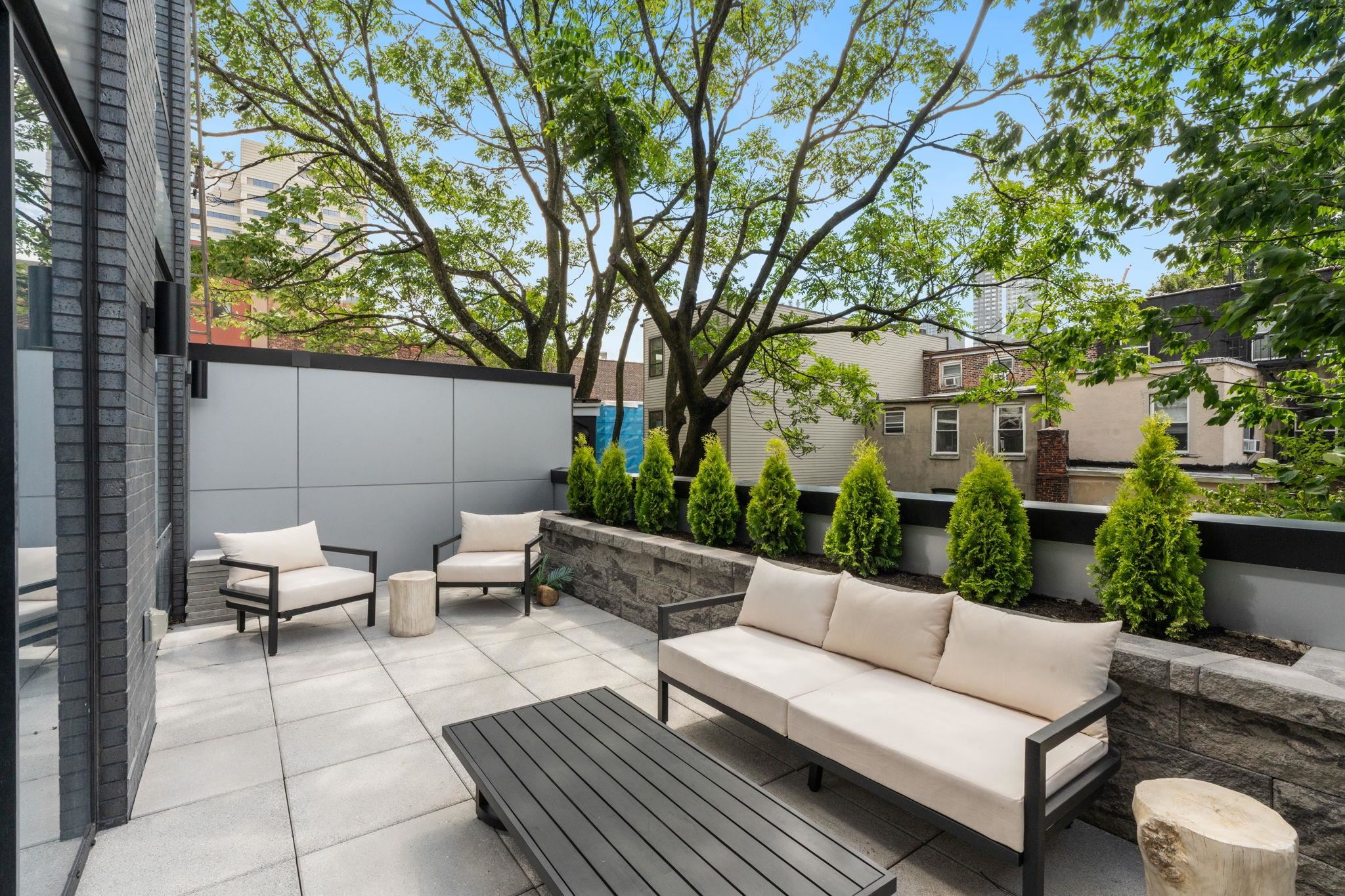 139 CHRISTOPHER COLUMBUS DR Unit: 207