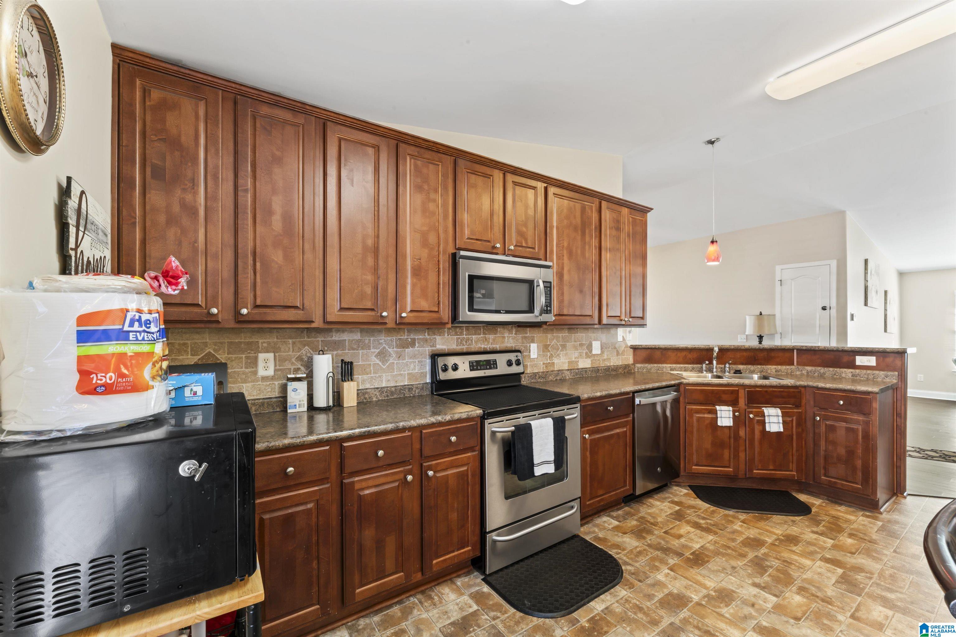 1049 LEXINGTON DRIVE