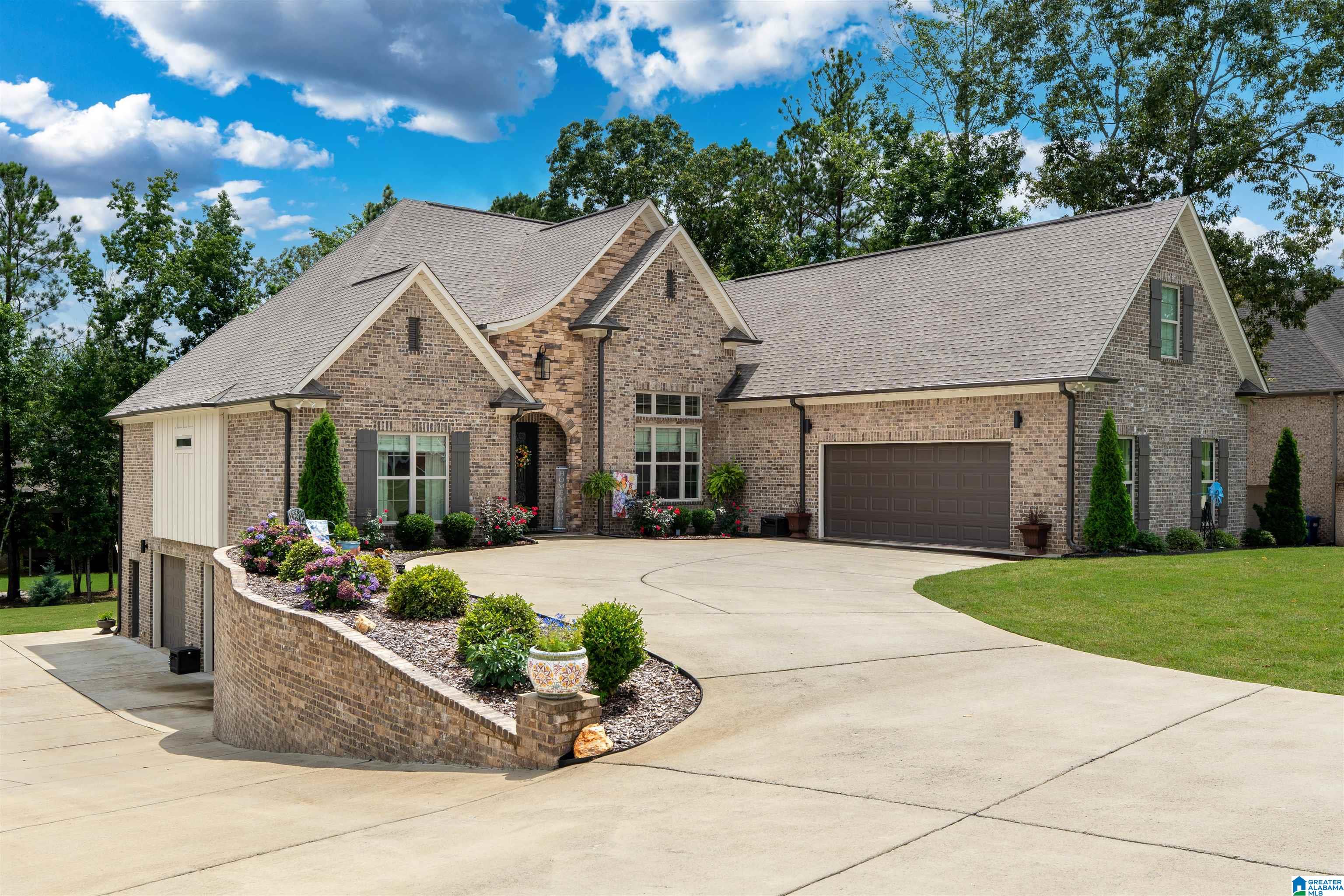715 CASSIE DRIVE W