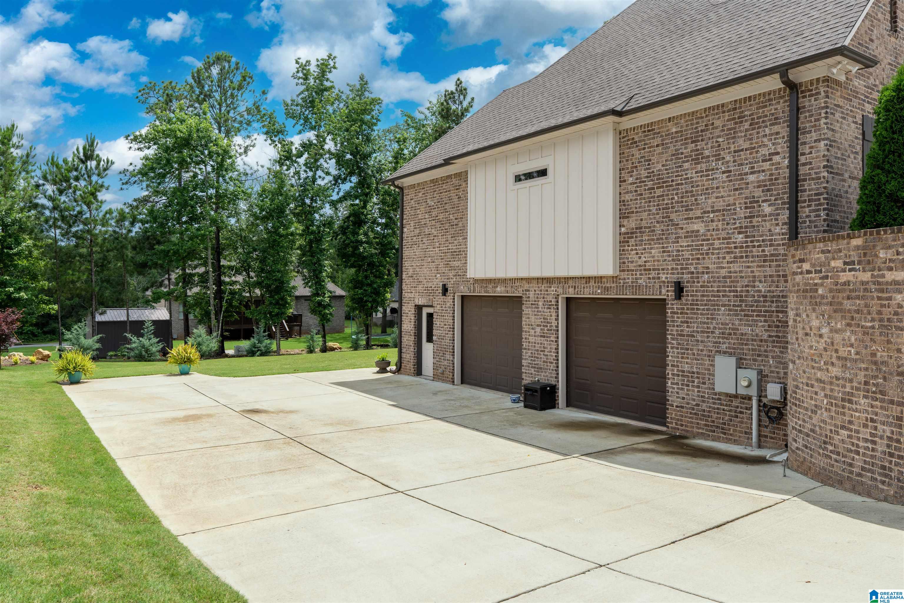 715 CASSIE DRIVE W