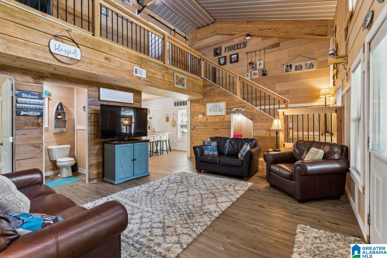 180 W LAKE HILL DRIVE