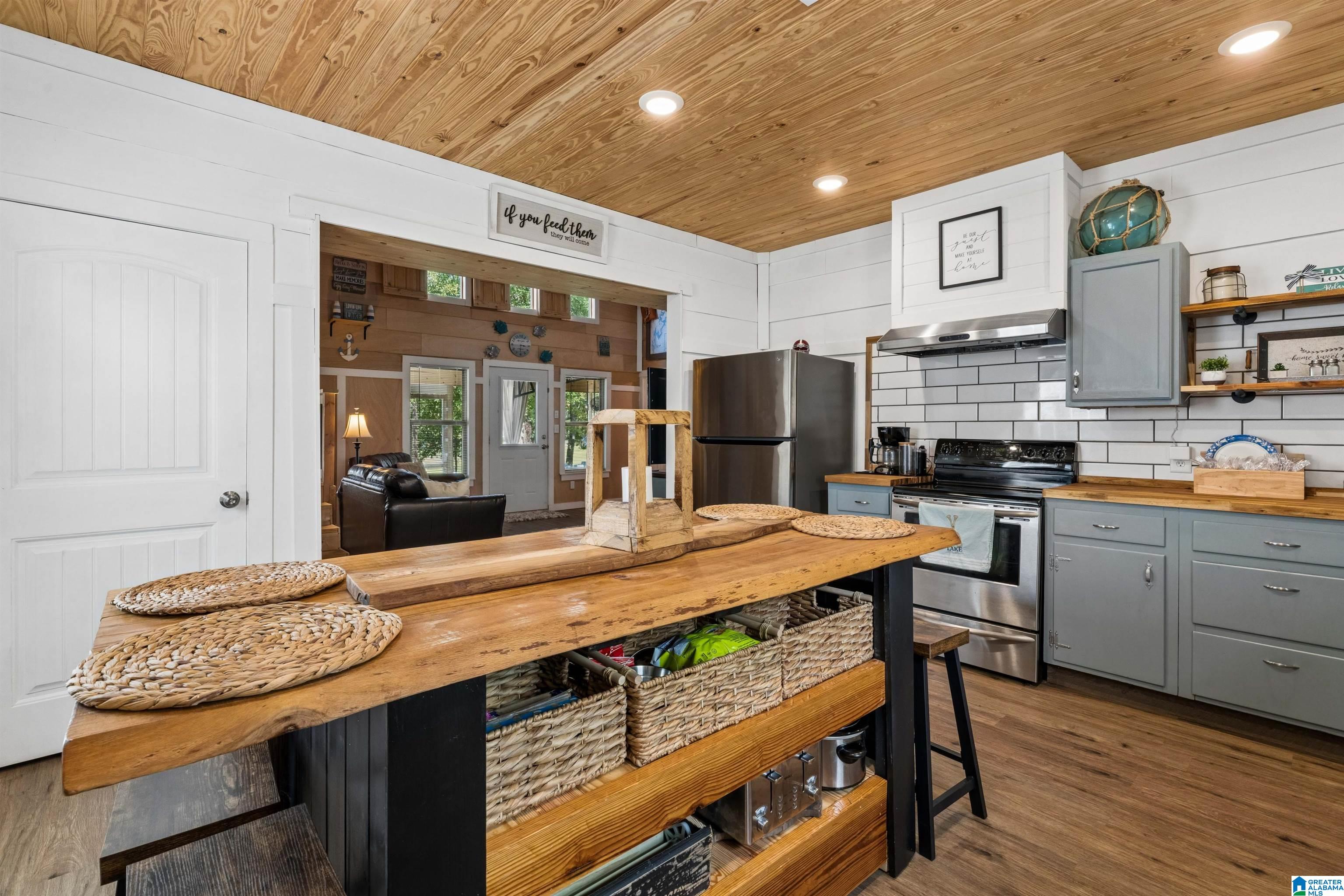 180 W LAKE HILL DRIVE