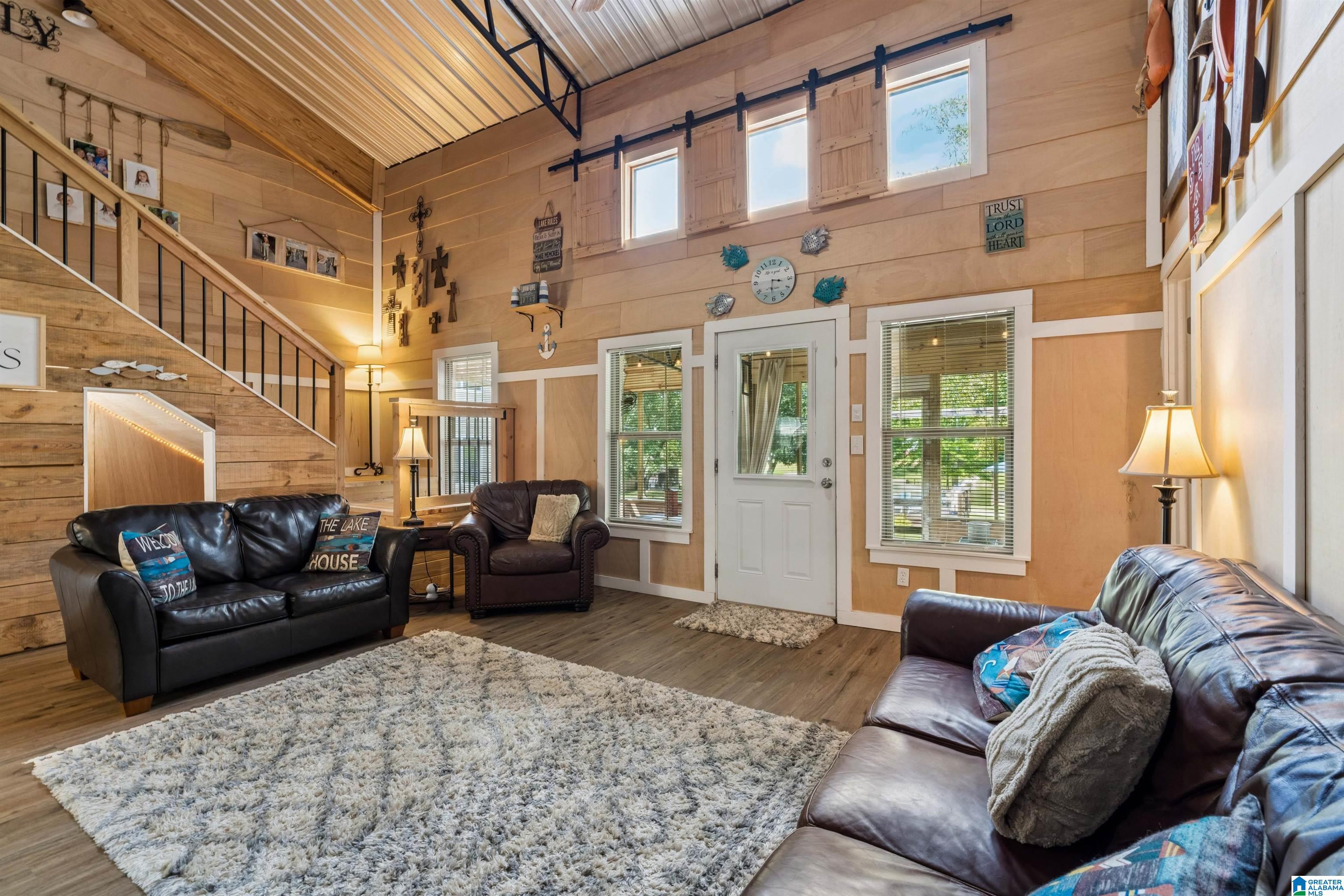 180 W LAKE HILL DRIVE